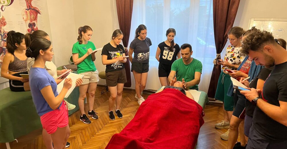 Cifoza și terapia Bowen: când blândețea vindecă